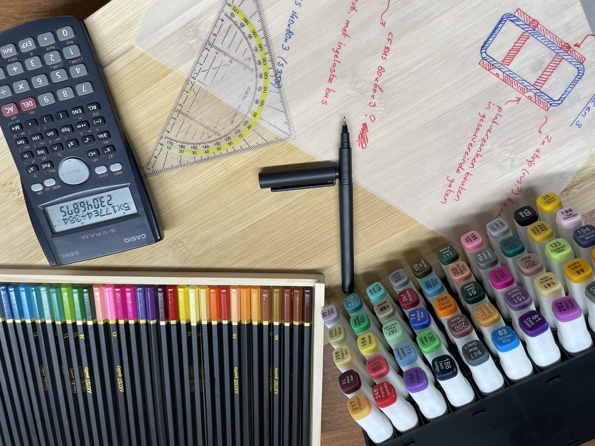 Een foto van een compositie van viltstiften, kleurpotloden, een rekenmachine, geodriehoek en een handmatig geschetst detail van een verbinding in een stalen kokerprofiel.